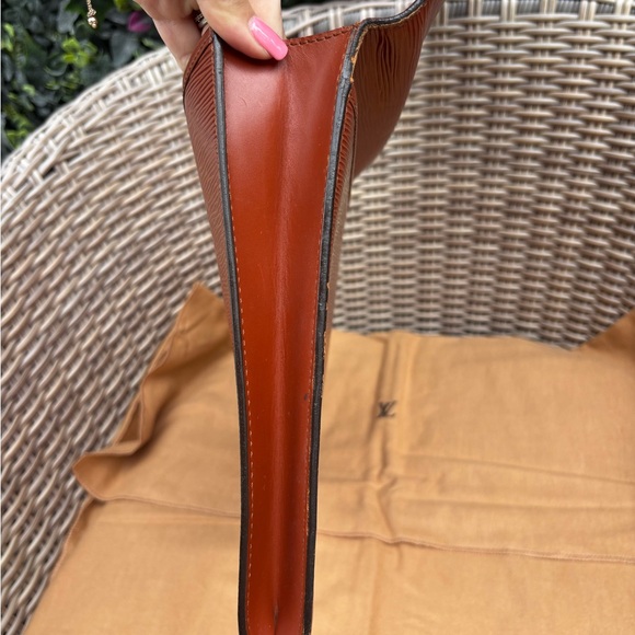 Authentic Louis Vuitton vintage 1990s unisex Brown Epi leather pochette amberop - Picture 8 of 16